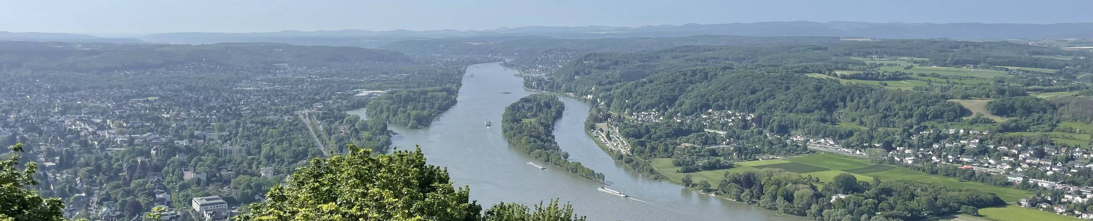 Blick vom Drachenfels auf den Rhein mit der Insel Nonnenwerth